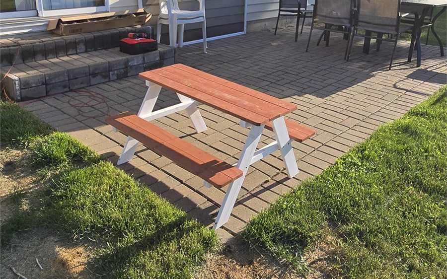 Mesa de picnic ensamblada para Nancy en Waukegan