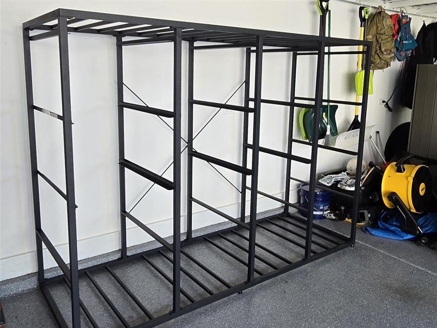 Estantería de garaje armada junto a la pared