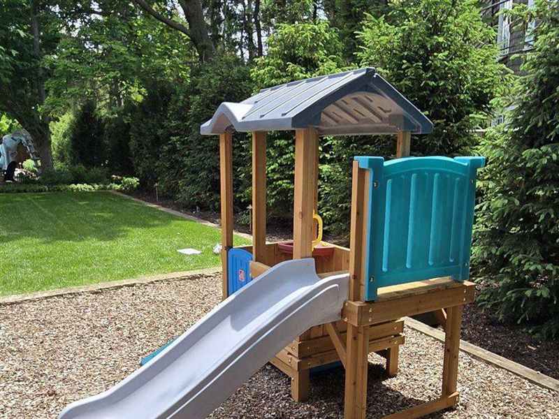 Juego infantil armado con resbaladilla