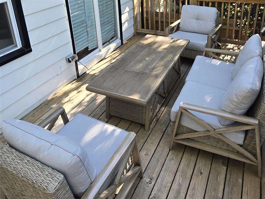 Muebles de patio armados en una terraza