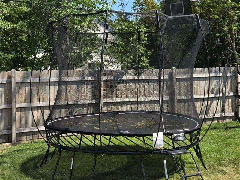 Trampoline armado con red de seguridad y aro