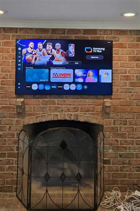 Televisor instalado sobre chimenea en pared de ladrillo